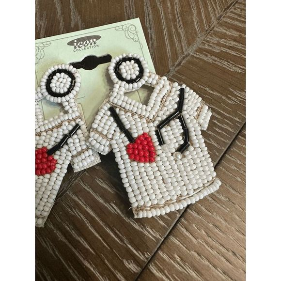 HEART FOR NURSING WHITE SCRUBS SEED BEAD EARRINGS - Picture 2 of 3